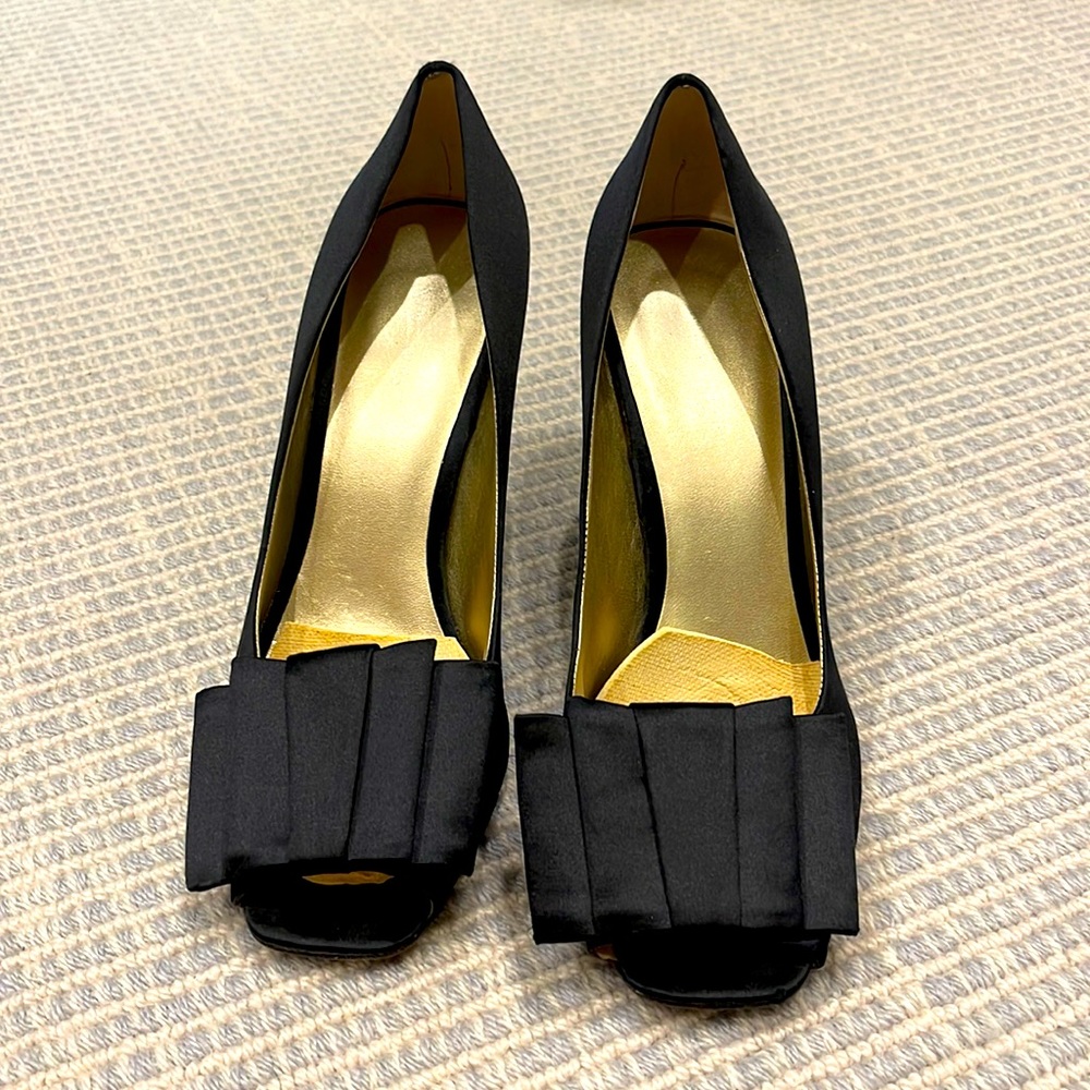 Gorgeous black pumps with satin bow